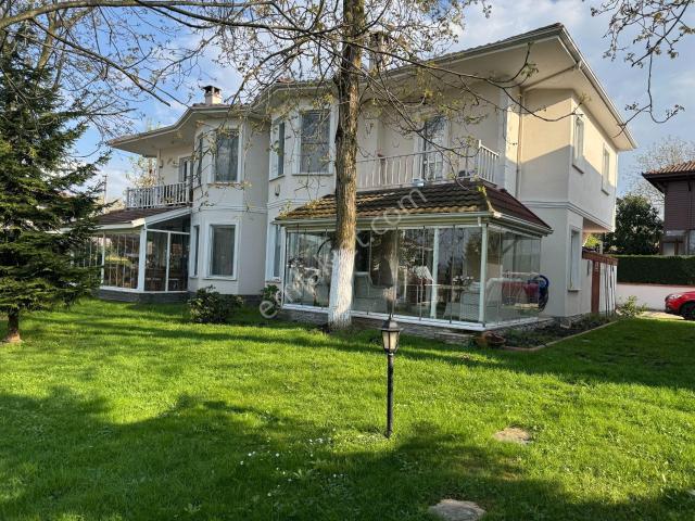 Sapanca'da Site İçinde Geniş Ferah Bahçeli Satılık Villa.