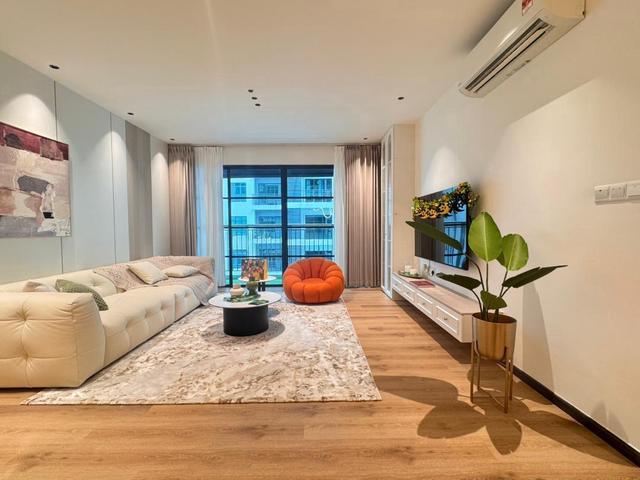 Sapphire on the Park Luxury Condominium For Sale