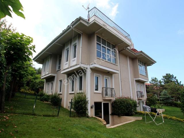 Sarıyer Uskumruköy'de Güvenlikli Sitede 5+2, 290m2 İkiz Villa