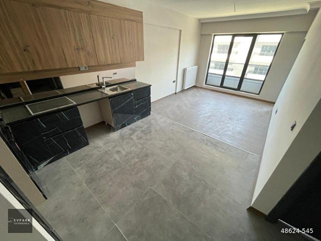 SARARYCIK'DA BULVAR ÜSTÜ PROJEDE 4.KAT 1+1 DAİRE