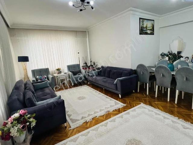 Sarigüllük'te Bakımlı 3+1 Daire, 150m², Merkezi Konum