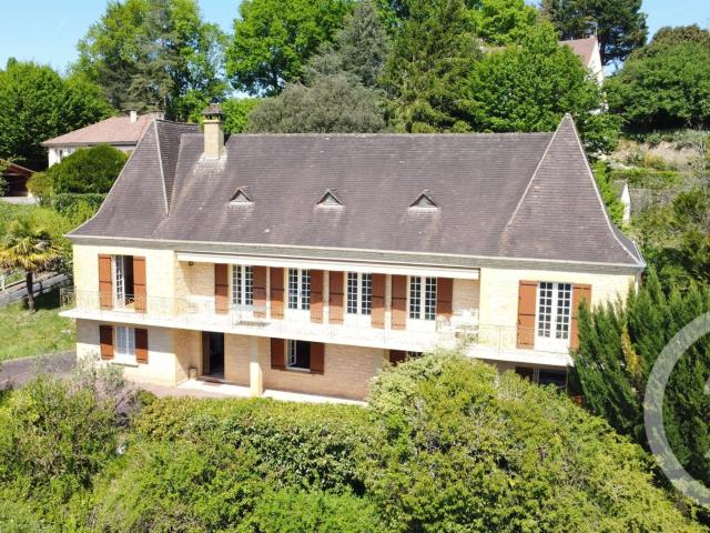 Sarlat La Caneda, dans un quartier calme et prisé à quelques. 260m² Sarlat la Canéda