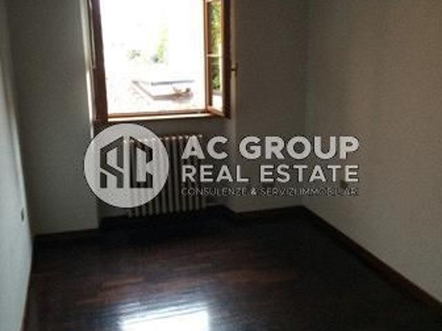 Saronno centralissimo trilocale parzialmente arr