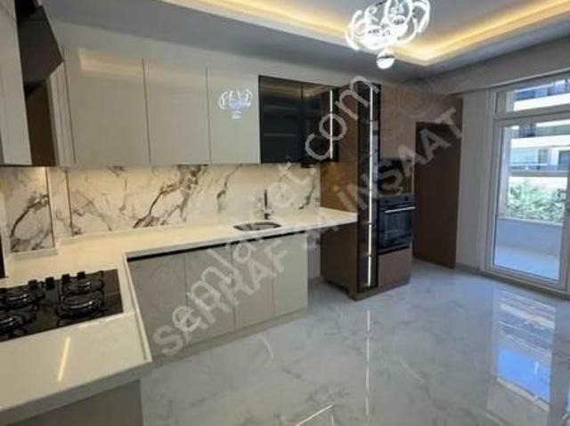 Sarraf'tan Beylikdüzü Cumhuriyette Şık Tasarımlı 2+1 Daire