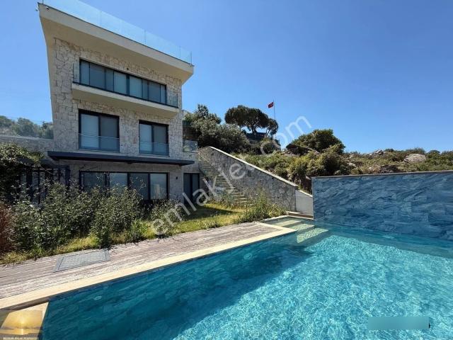 Satılık Müstakil Villa Deniz Kenarı Manzaralı Havuzlu Ev Plajlı
