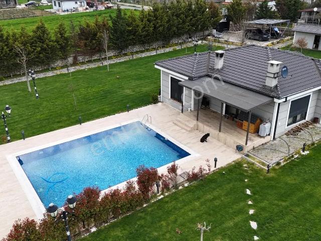 Satılık Çatalca'da 5000 M2 Arsa İçerisinde Havuzlu Çiftlik Evi