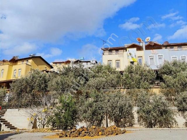 Satılık Adalada 590 M2 Arsa İçinde 4+2 190 M2 Tripleks Villa