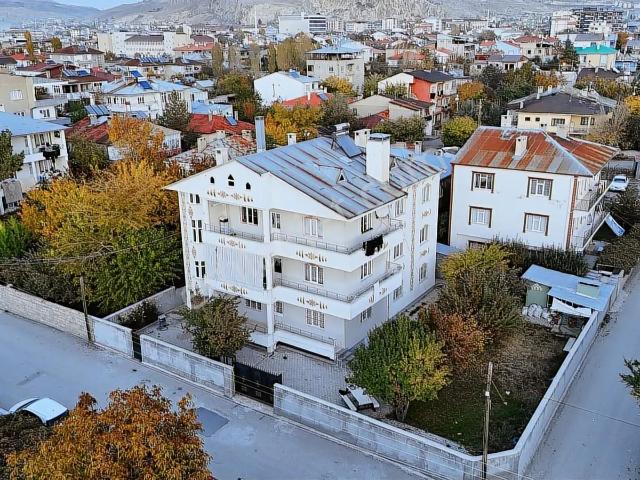 Satılık Bahçeli Müstakil 3 Katlı Ev