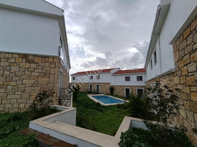 Satılık Foça Bağarasında Havuzlu Sitede 2+1 Dubleks Villa