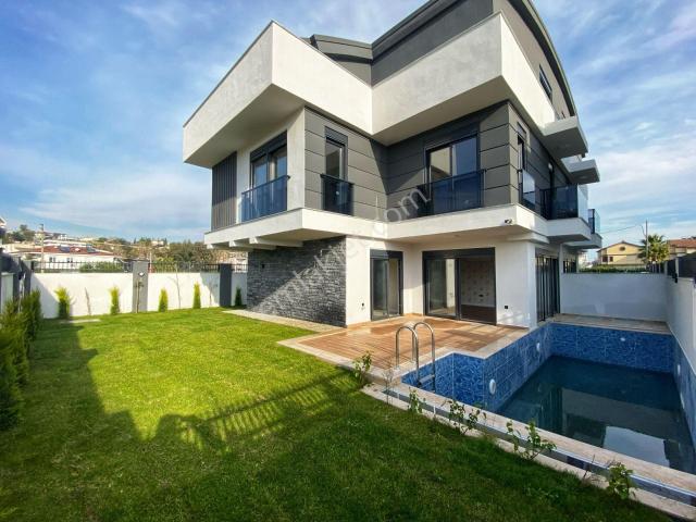Satılık Güzeloba'da Havuzlu Denize Yakın Sıfır Villa