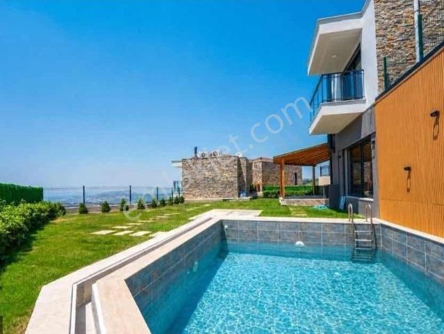 Satılık Kuşadası Yaylaköy’de Önü Açık Manzaralı, Aidatsız Ve Özel Havuzlu Yeni Villa