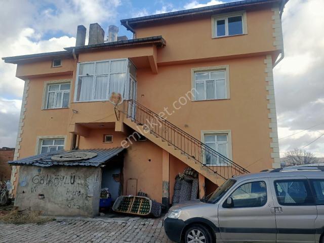 Satılık Üc Katlı Bina Ve 200 Büyük Baş Hayvan Barınağı Olan Yonca Tarlası Ve Derin Kuyusu Olan