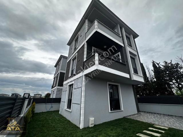 Satılık Villa: 4+1, İskanlı, Merkezi Konumda, Deniz'e Yakın