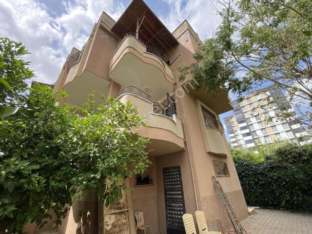 Satılık Villa 5+1 100. Yıl Diş Hastanesi Civarı Krediye Uygun