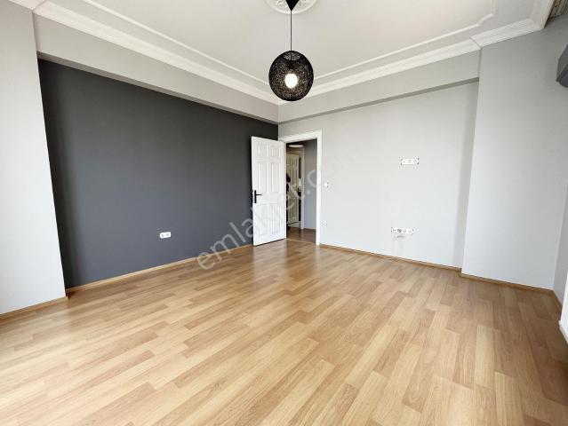 Satılık 2,5+1 Daire 3. Kat Kurtköy Merkez Köşklü Sitesi