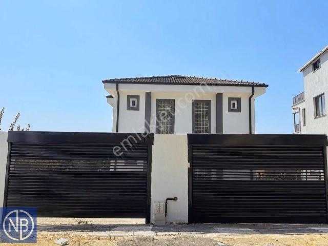 Satılık 4+1 Deniz Manzaralı Villa