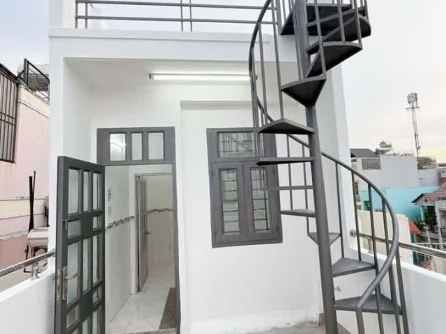 Sát mặt tiền hẻm xe hơi Q4 Ngang 6 Dài 3,65m Đúc bê tông 4 tấm HƠN 2,7 TỶ Q4