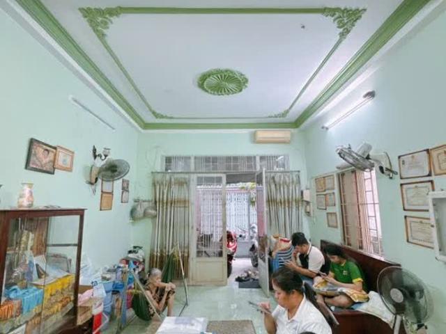 Sát mặt tiền Ngang 3.8 dài 13 nở 4.1 đúc bê tông Q4 có 100 triệu