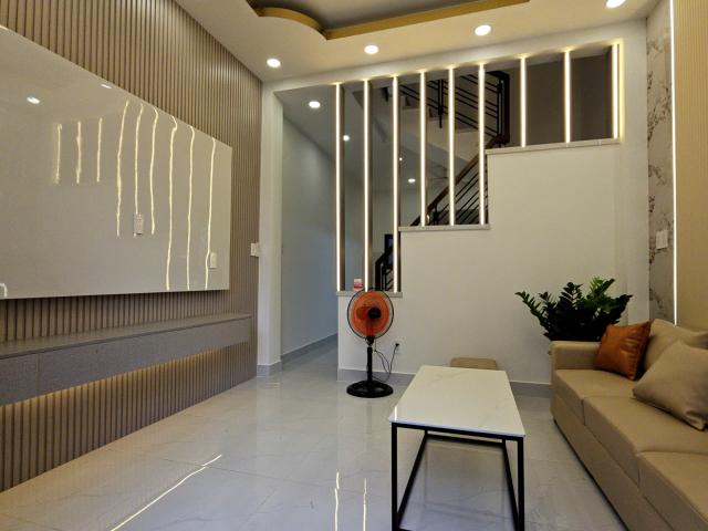 Sát mặt tiền trung tâm Q7 Ngang 4 dài 9 Đúc xây dựng mới