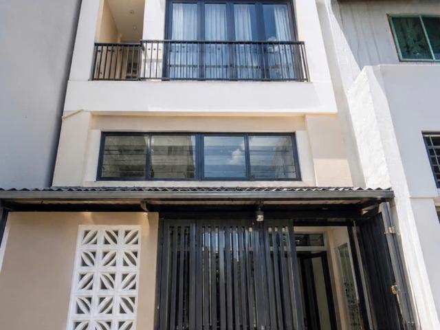 Sát vòng xoay lê đại hành hxh ngang 4.4m 5 tầng btct đúc 50m²