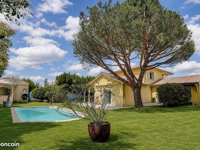 Sathonay Village, proche centre, Maison de 184m², terrain 1000m², piscine, au calme