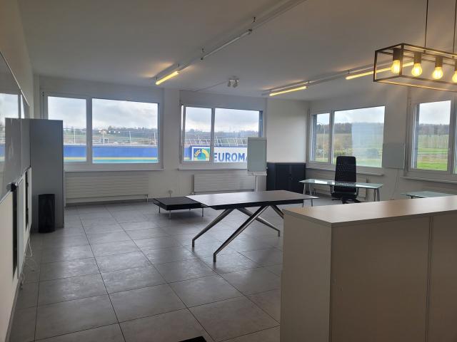 SATIGNY – Büro mit 98 m² PSA im ersten Stock eines Geschäftsgebäudes