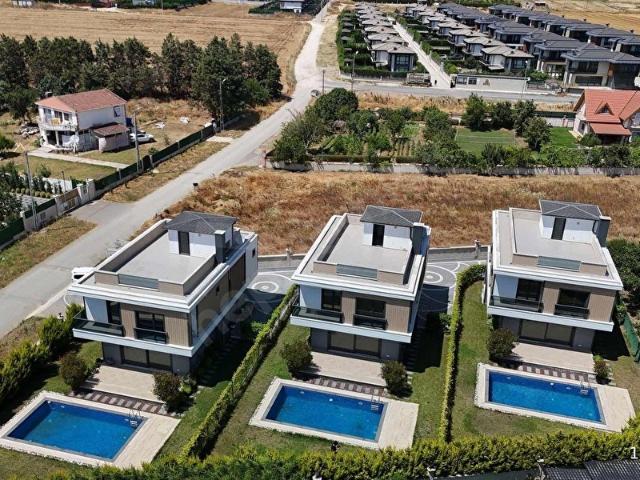 SATILIK KAVAKLI DA AKILLI EV SİSTEMLİ HAVUZLU LÜKS VİLLALAR