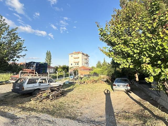 SATILIK TEK TAPU RUHSATA AÇIK 356m ASFALT YOLA CEPHELİ ARSA