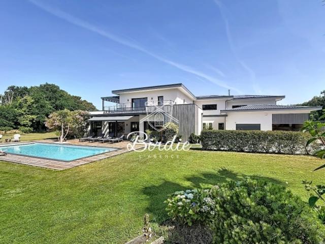 Saubion, magnifique villa contemporaine de 449m² avec piscine sur 8550m² de terrain