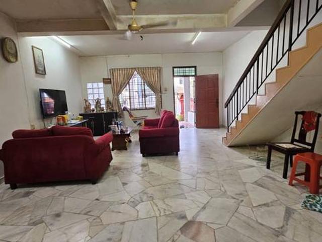 Saujana Puchong sp7 very well keep unit gated guarded