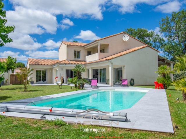 SAUJON PROPRIÉTÉ DE CHARME AVEC PISCINE ET STUDIO INDÉPEND