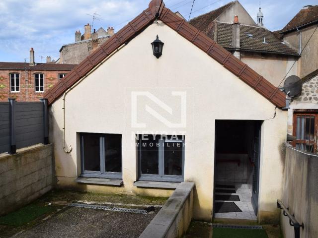 SAULIEU immeuble avec Local commercial 230m² dans la rue principale