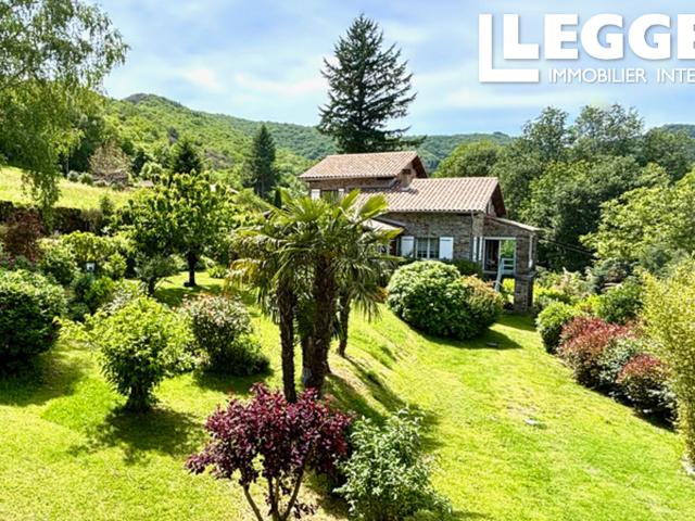 Saumane GARD Propriété avec deux maisons séparées, dont une avec piscine intérieure et beau jardin paysage