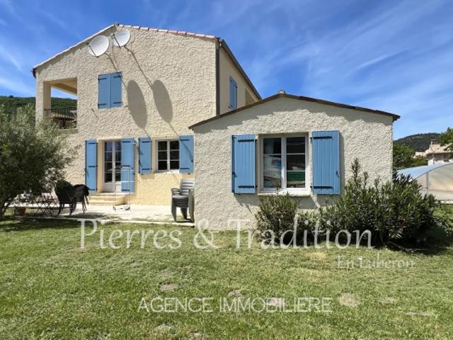 Saumane, propriété de 200m2 composée de 3 logements avec jardin et piscine au coeur du village