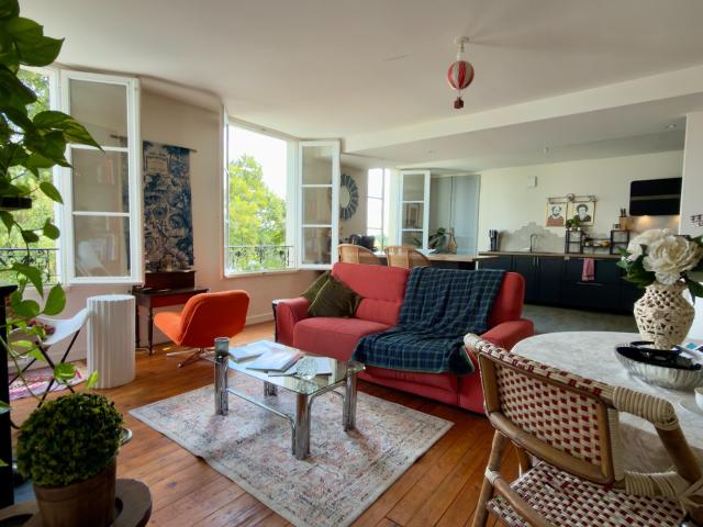 SAUMUR Centre ville, face Loire. Appartement T3 rénové avec grenier et cave