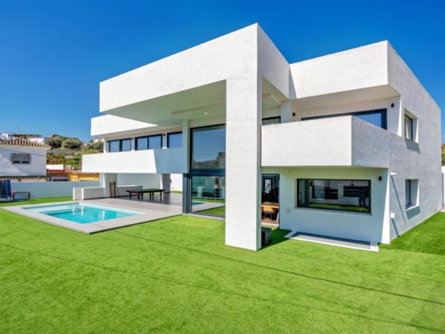 Savills presenta esta villa orientada al sur en Torremolinos, que ofrece una superficie construida total de 513 m², con 6 dormitorios y 5 baños