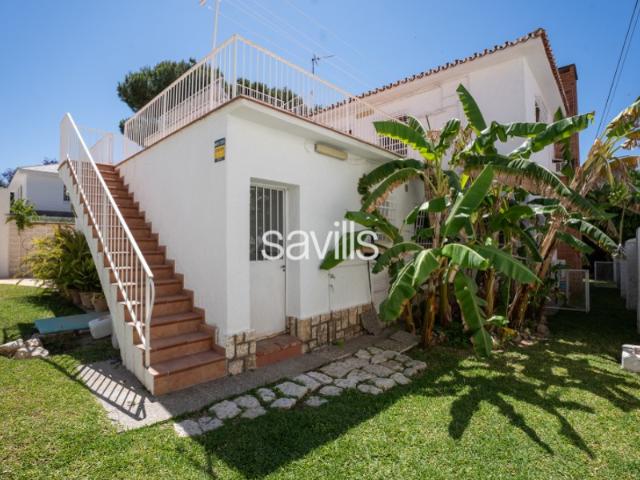 Savills presenta este Chalet independiente con jardín y piscina privada en Pedregalejo, a escasos metros del mar, ideal para quienes buscan tranquilidad sin renunciar a todos los servicios