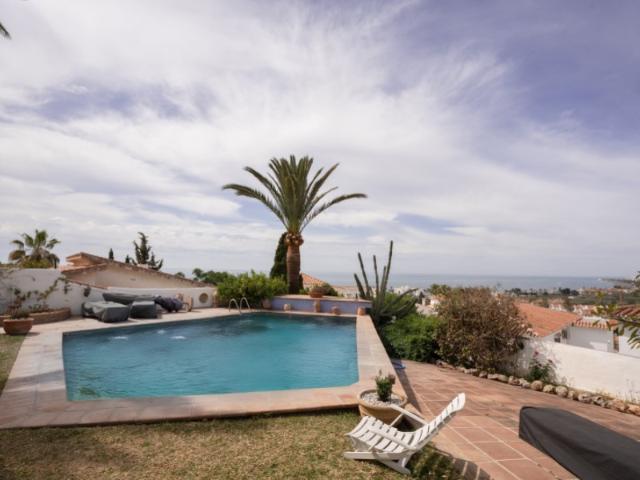 Savills presenta este chalet independiente en venta en Caleta de Vélez, una vivienda cómoda y luminosa con 4 dormitorios, 3 baños, jardín privado, piscina y vistas al mar