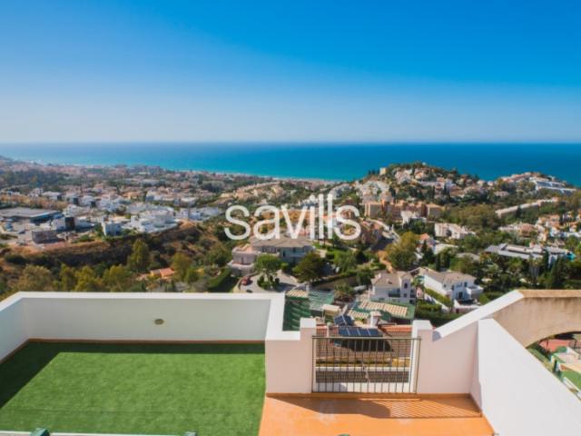 Savills presenta este ático dúplex de 256m² construidos ubicado en la parte alta del Cerrado de Calderón. El ático cuenta con una magnifica terraza privada con vistas espectaculares