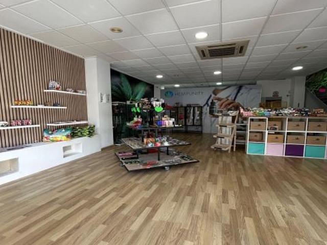 Se traspasa tienda de CBD con salida de humo