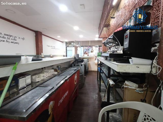 Se traspasa bar con cocina en plena calle Molinos, corazón del Realejo. Granada