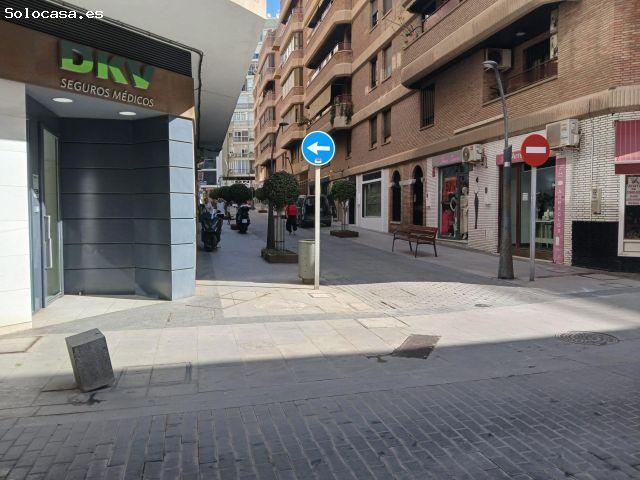 SE TRASPASA BOUTIQUE ROPA DE MUJER POR TRASLADO, CENTRO ALMERIA, EQUIPADA, CON CLIENTELA