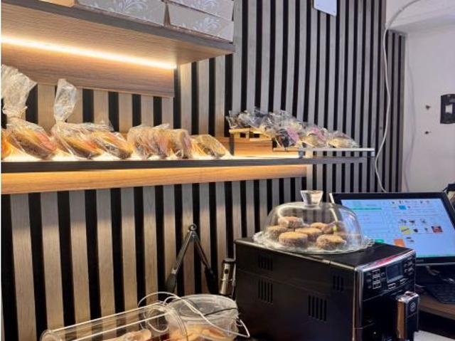 SE TRASPASA EXCELENTE LOCAL COMERCIAL ZONA CENTRO DE ALICANTE CON ACTIVIDAD HELADERIA / TAKE A WAY
