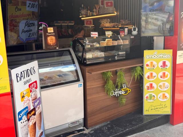 SE TRASPASA EXCELENTE LOCAL COMERCIAL ZONA CENTRO DE ALICANTE CON ACTIVIDAD HELADERIA / TAKE A WAY