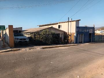 Se vende terreno con casas y locales comerciales