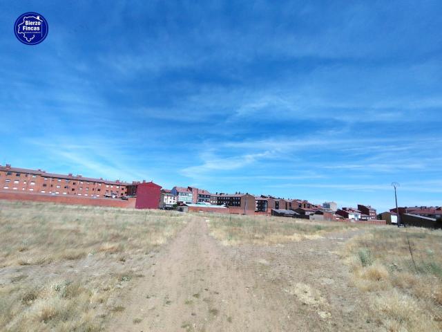 SE VENDE TERRENO URBANIZABLE EN TROBAJO DEL CAMINO