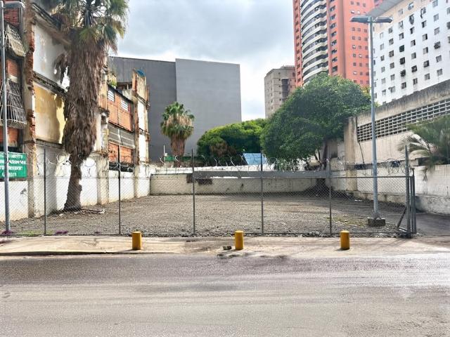 Se vende terreno 700m² Plaza Venezuela