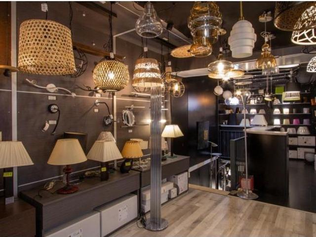 SE VENDE TIENDA DE ILUMINACION EN PLENO RENDIMIENTO POR JUBILACION
