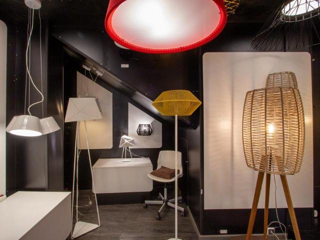 SE VENDE TIENDA DE ILUMINACION EN PLENO RENDIMIENTO POR JUBILACION