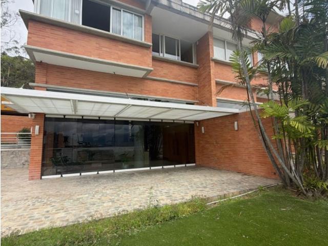 Se Vende Town House Alto Hatillo 5H +S/ 7B + S/ 4P